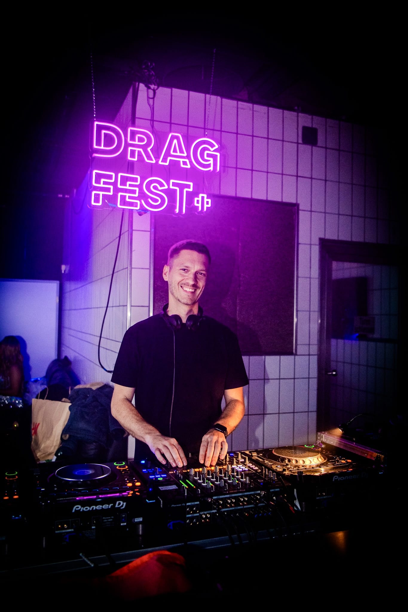 Zör Gollin hinter den Decks, Drag Fest
